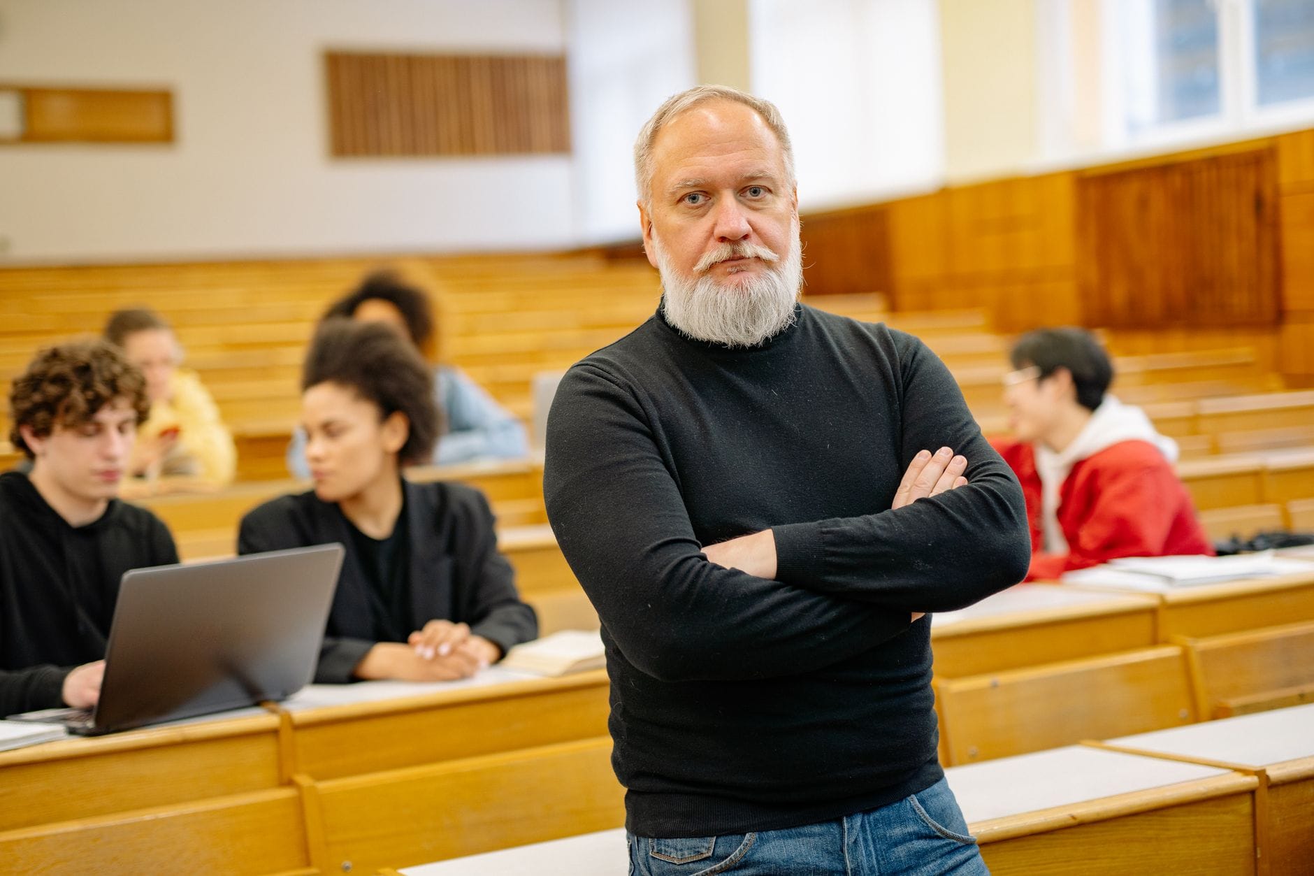 Profesor prowadzi wykład na uczelni, studenci uważnie słuchają